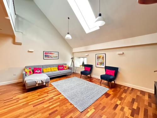 a living room with a couch and two chairs at Spacious and Refreshing 3-4 Bed Stamford House! in Stamford