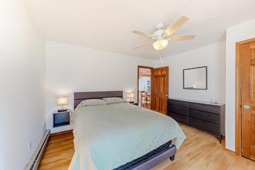 um quarto com uma cama e uma ventoinha de tecto em Frazier Circle, Unit 1 em Oak Bluffs