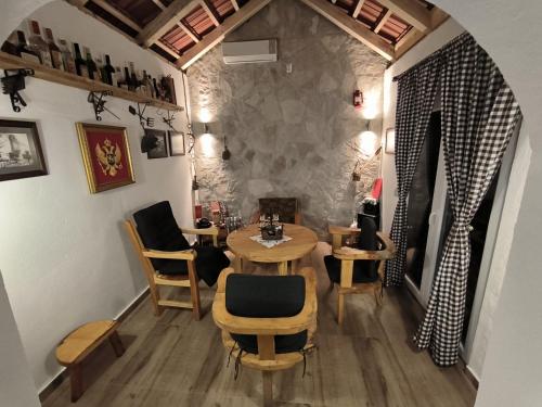 ein Esszimmer mit einem Tisch und Stühlen in der Unterkunft Green House Pejovic in Podgorica