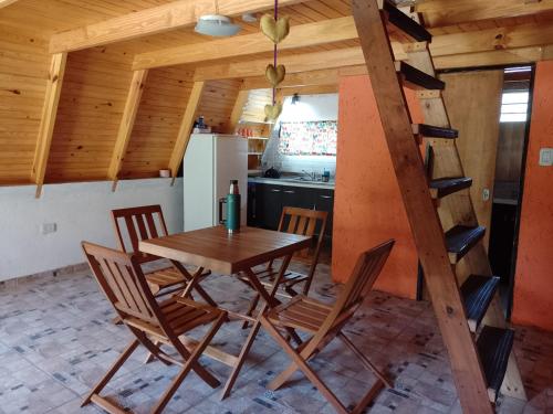 una sala da pranzo con tavolo e sedie in cucina di Cabana Alpina en La Granja a La Granja