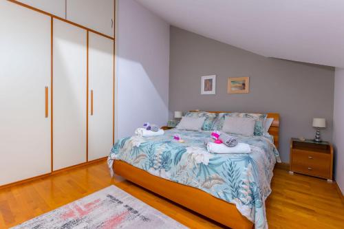 - une chambre dotée d'un lit avec des animaux rembourrés dans l'établissement Apartment Galeria, à Omiš