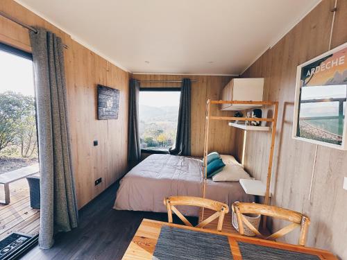 ein kleines Schlafzimmer mit einem Bett und einem Fenster in der Unterkunft La parenthèse de Sully in Saint-Péray