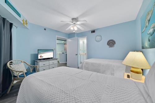 1 Schlafzimmer mit 2 Betten und einem Deckenventilator in der Unterkunft Harbour Place 210 in Gulf Shores