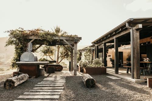 ein Gebäude mit einem Garten mit einem Tisch und Felsen in der Unterkunft Mayan Farm House and Villas, Kin Kin in Kin Kin
