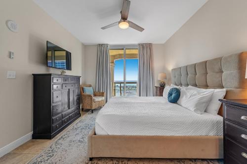 Un dormitorio con una cama grande y una ventana en Portofino Island P4-605, en Pensacola Beach