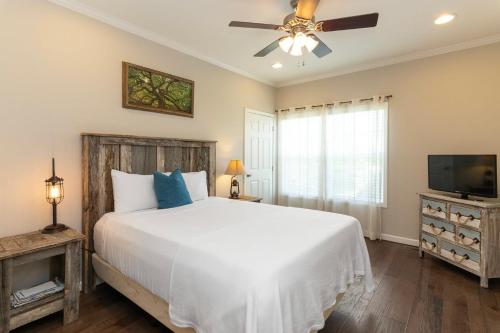 Cama o camas de una habitación en 80 Acre Retreat with Pool - Minutes to Ark - Sleeps 15