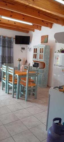 cocina con mesa y sillas en Alojamiento BRISA en Chajarí