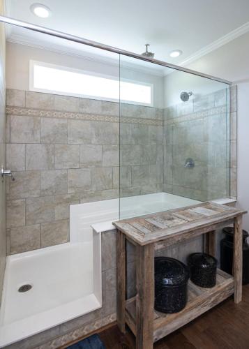 Un baño de 80 Acre Retreat with Pool - Minutes to Ark - Sleeps 15