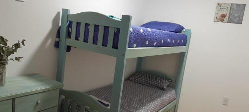 Dviaukštė lova arba lovos apgyvendinimo įstaigoje Alojamiento BRISA