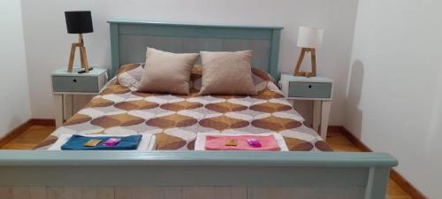 1 cama con 2 almohadas y 2 mesitas de noche en Alojamiento BRISA en Chajarí
