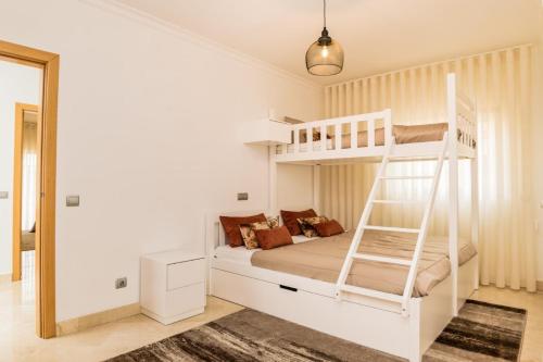 Våningssäng eller våningssängar i ett rum på NEW!! 3 Bedroom Villa - Cabanas Tavira