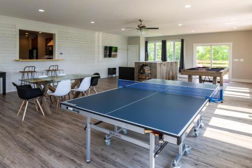 Stolní tenis v ubytování 80 Acre Retreat with Pool - Minutes to Ark - Sleeps 15 nebo okolí