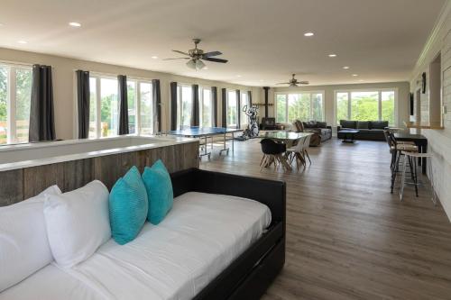 sala de estar con sofá y almohadas azules en 80 Acre Retreat with Pool - Minutes to Ark - Sleeps 15, en Williamstown