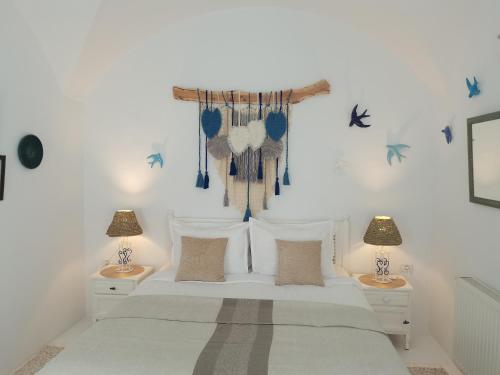 una camera con un letto bianco e 2 lampade di Dar Azur Hammamet Guest House a Hammamet
