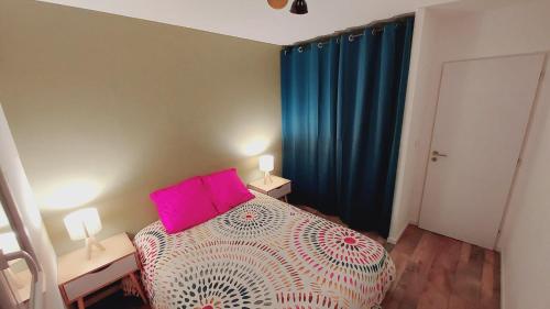 - une chambre avec un lit et 2 oreillers roses dans l'établissement Maison neuve proche station de ski, 10 couchages, tout confort, à Granieu