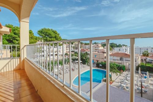 Bazén v ubytování Hotel LLITERAS nebo v jeho okolí