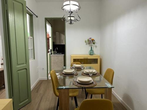 een eetkamer met een glazen tafel en stoelen bij Casa Damiana in Tazacorte