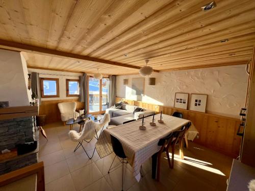 un salon avec une table et un canapé dans l'établissement Chalet familial idéal 2 familles nombreuses Ski aux pied 12 pers Plagne Soleil, à La Plagne Tarentaise