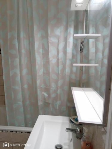 W łazience znajduje się biała umywalka i lustro. w obiekcie Chambre lumineuse bords de marne - Paris disneyland w mieście Bry-sur-Marne