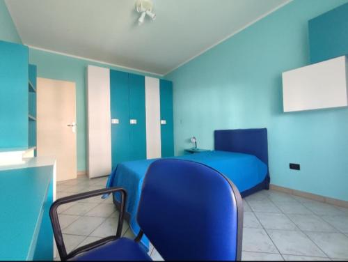 レッチェにあるCasa Pieroの青いベッドルーム(青いベッド1台、椅子付)