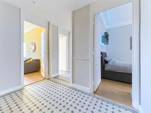 un couloir avec une chambre avec un lit et une porte dans l'établissement Luxury Homeplace in Nice Center, à Nice