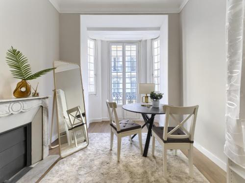 comedor con mesa, sillas y espejo en Luxury Homeplace in Nice Center, en Niza
