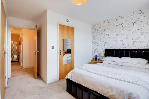 een slaapkamer met een groot bed in een kamer bij Modern 2 bed 2 bath with Balcony in Rayners lane Pinner Harrow near Wembley Greater London in Pinner