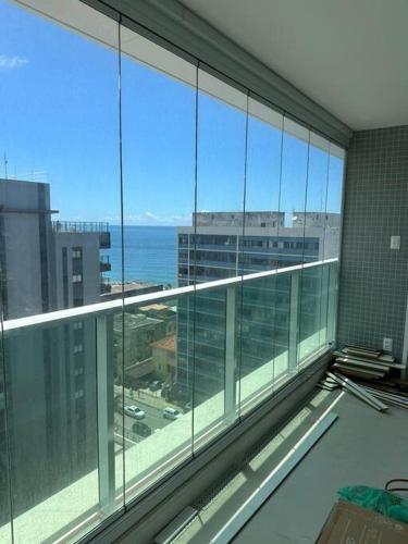 una habitación vacía con vistas al océano desde un edificio en CARNAVAL Edf Duetto Barra ALTO PADRÃO, en Salvador
