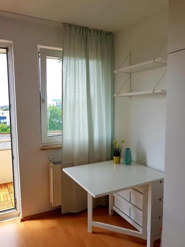 a white desk in a room with a window at Schnuckeliges 1-Zi Studio mit Balkon in Ubahn-Nähe in Nürnberg