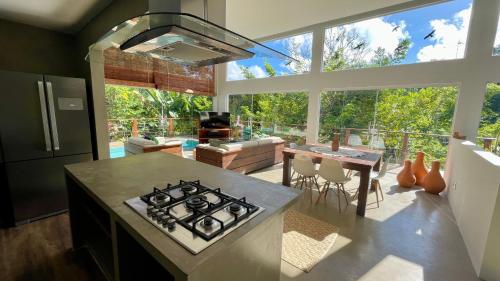 Kuchyň nebo kuchyňský kout v ubytování Casa com Piscina, 3 Suites, sala de estar e cozinha completa