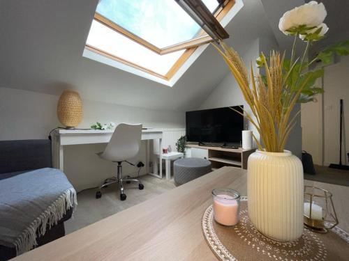 uma sala de estar com uma mesa com um vaso sobre ela em appartement entier sur Reims - 4 Voyageurs em Reims