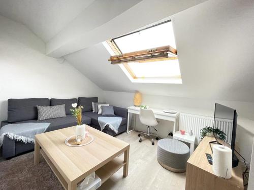 un salon avec un canapé et une table dans l'établissement appartement entier sur Reims - 4 Voyageurs, à Reims
