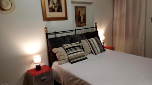 1 dormitorio con 1 cama con 2 almohadas y lámpara en La Dolce Venezia Guesthouse en Venecia
