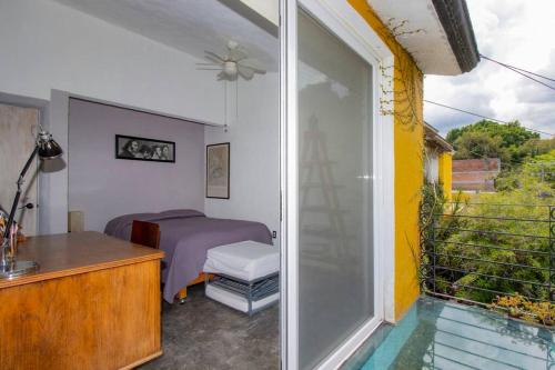 1 dormitorio con 1 cama y puerta corredera de cristal en ¡Nueva! Bamboo Montaña Mágica (Alberca & Descanso), en Tepoztlán