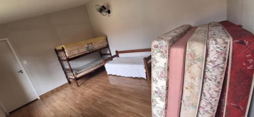 Двухъярусная кровать или двухъярусные кровати в номере Chácara Passarinho
