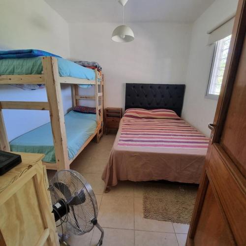 een slaapkamer met 2 stapelbedden en een ventilator bij La normita in Villa Anizacate