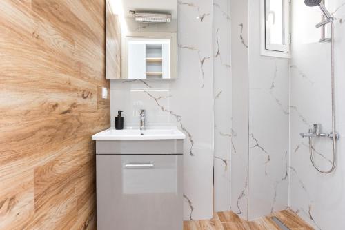 New Glamorous Apartment in Downtown