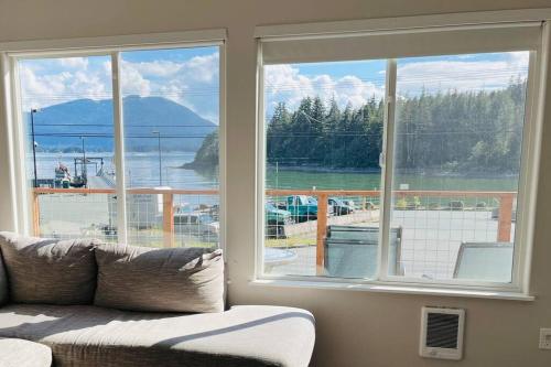 un soggiorno con divano e una grande finestra di Auk Nu, Cove View Alaskan Home a Mendenhaven