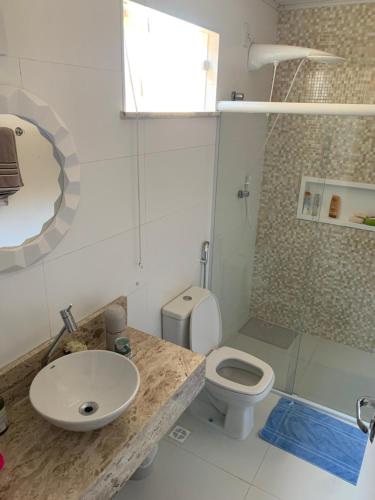 ein Bad mit einem Waschbecken, einem WC und einer Dusche in der Unterkunft Casinha da Paz in Aracaju