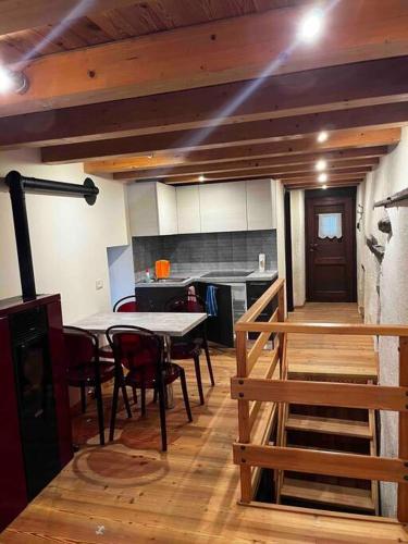 a room with a table and chairs and a kitchen at Una piccola bomboniera in Gaby