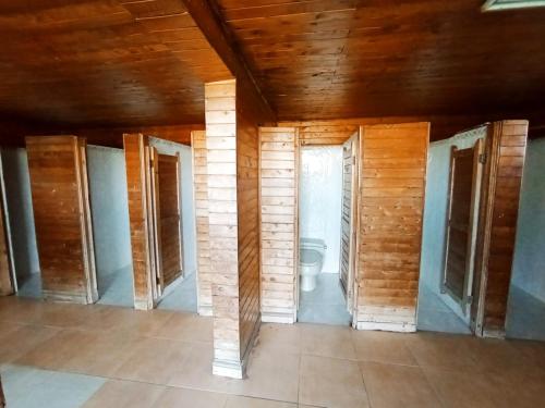 an empty room with a bathroom with a toilet at FINCA LA ESPERANZA 