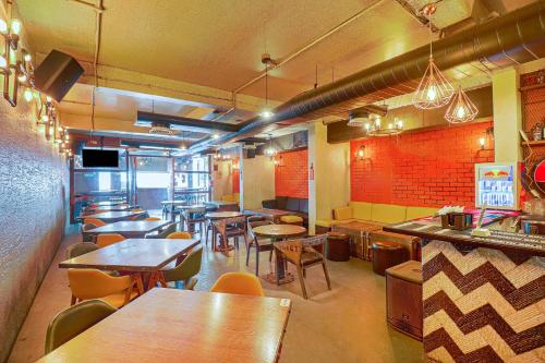 A restaurant or other place to eat at Collection O Hotel 29 Church's Inn Near Cubbon Park