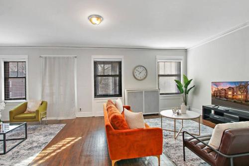 Posezení v ubytování Roomy & Inviting 3BR Chicago Apartment - 53rd St 2E