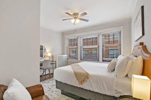 una camera con letto e ventilatore a soffitto di Roomy & Inviting 3BR Chicago Apartment - 53rd St 2E a Chicago