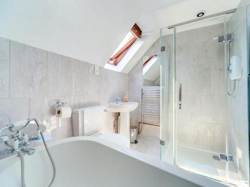 een badkamer met een bad, een wastafel en een douche bij 2 Bed in Isle of Purbeck IC096 in Corfe Castle