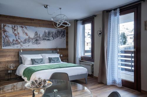 una camera con letto e tavolo in vetro di Diamante ampio monolocale stile chalet alpino a Passo del Tonale