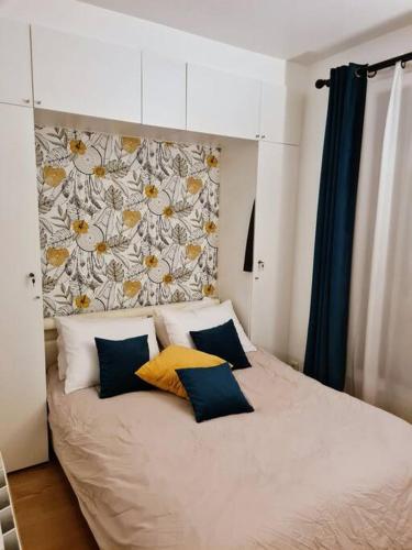 - une chambre avec un lit blanc et quatre oreillers dans l'établissement Paris center - Beautiful & cosy flat, à Paris