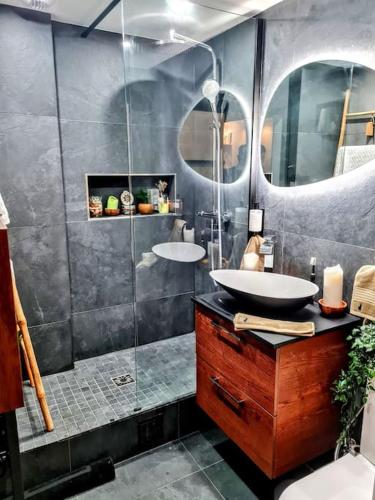 une salle de bain avec un lavabo et une douche dans l'établissement Paris center - Beautiful & cosy flat, à Paris