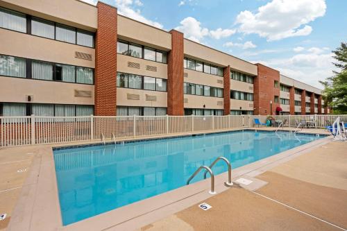 Piscina en o cerca de Best Western Plus Reading Inn & Suites