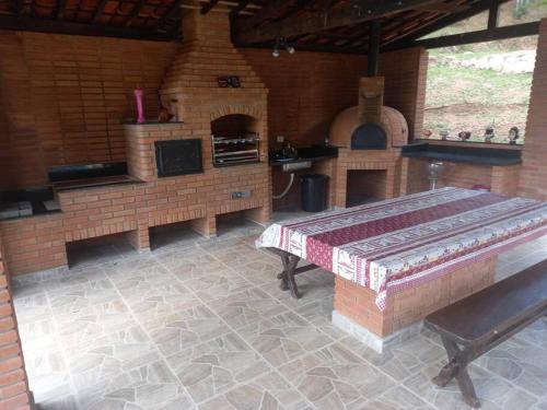 Dapur atau dapur kecil di Linda chácara em Ibiuna com lago e piscina